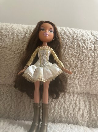 Bratz Yasmin Muñeca Vestido Blanco y Dorado