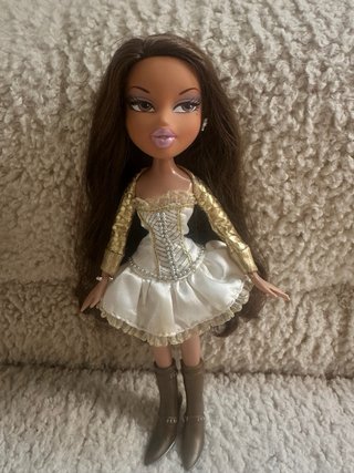 Bratz Yasmin Muñeca Vestido Blanco y Dorado