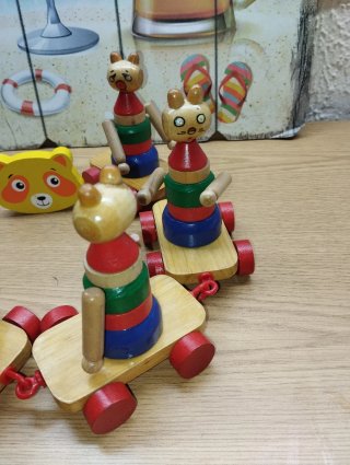Tren de madera con figuras de animales