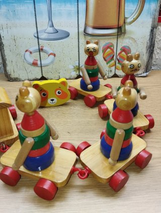 Tren de madera con figuras de animales
