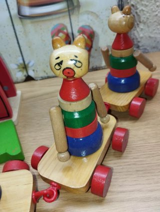 Tren de madera con figuras de animales