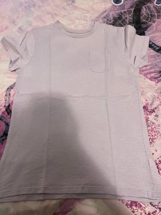 Camiseta morada con bolsillo