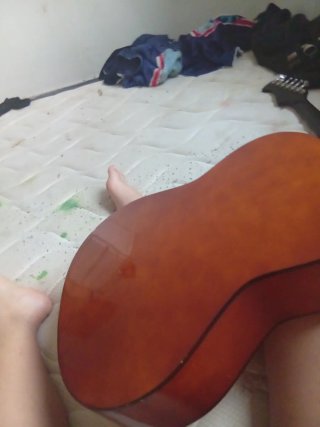 Guitarra Clásica Roja con Pegatinas