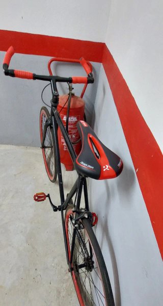 Bicicleta urbana negra con detalles rojos