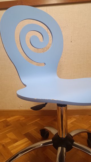 Silla de oficina azul con espiral
