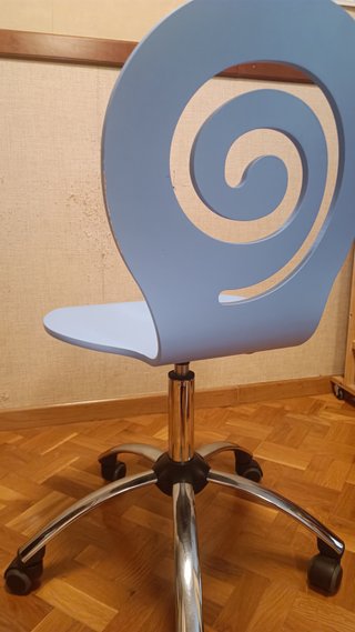 Silla de oficina azul con espiral