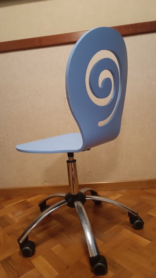 Silla de oficina azul con espiral