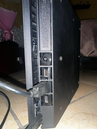 PlayStation 4 Slim Nera + 2 Controller