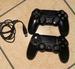 PlayStation 4 Slim Nera + 2 Controller