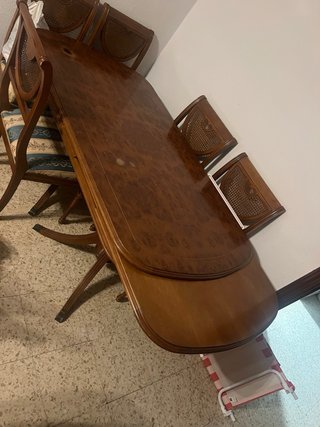 Mesa de madera con 6 sillas