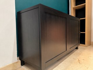 Cómoda de madera oscura para salón