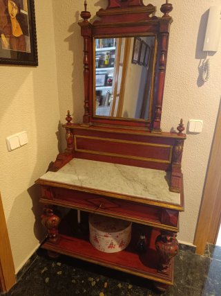 Mueble tocador antiguo con espejo