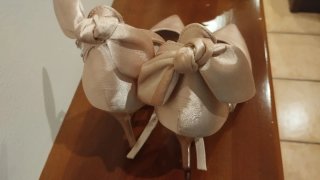 Zapatos de tacón rosa palo con lazo
