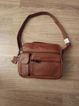 Bolso de cuero marrón nuevo sin estrenar.