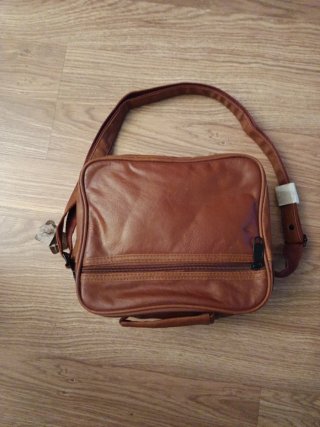 Bolso de cuero marrón nuevo sin estrenar.