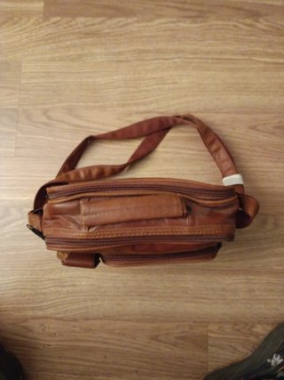 Bolso de cuero marrón nuevo sin estrenar.