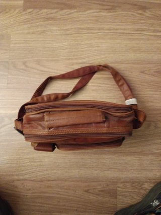 Bolso de cuero marrón nuevo sin estrenar.