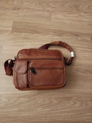 Bolso de cuero marrón nuevo sin estrenar.