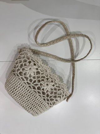 Capazo pequeño tejido macramé con diseño de flores