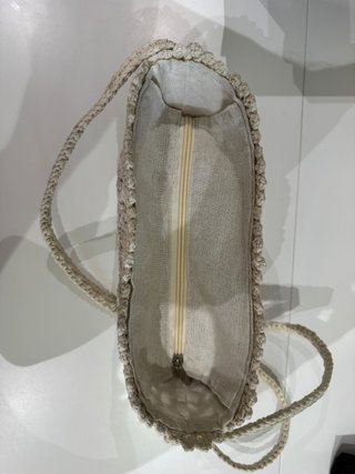Capazo pequeño tejido macramé con diseño de flores