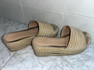 Sandalias esparto plataforma beige