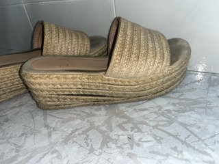 Sandalias esparto plataforma beige
