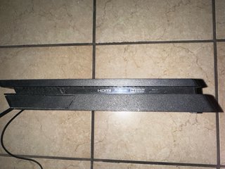 Ps4 Slim Nera insieme a 2 controller e 4 giochi