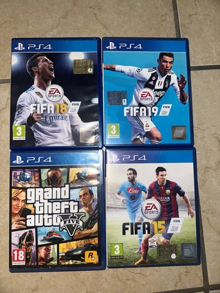 Ps4 Slim Nera insieme a 2 controller e 4 giochi