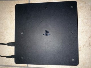 Ps4 Slim Nera insieme a 2 controller e 4 giochi