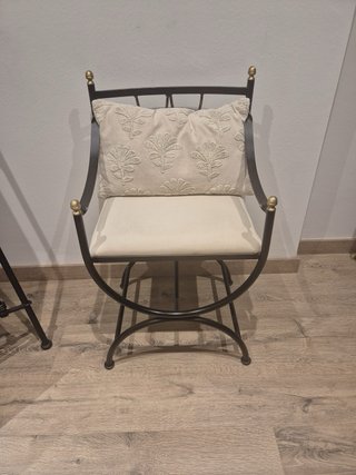 Silla de hierro con cojín beige , para decorar
