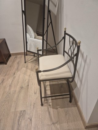 Silla de hierro con cojín beige , para decorar