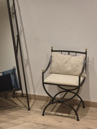 Silla de hierro con cojín beige , para decorar