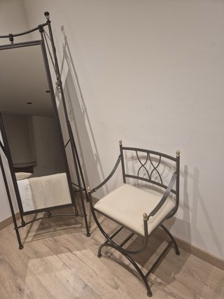Silla de hierro con cojín beige , para decorar