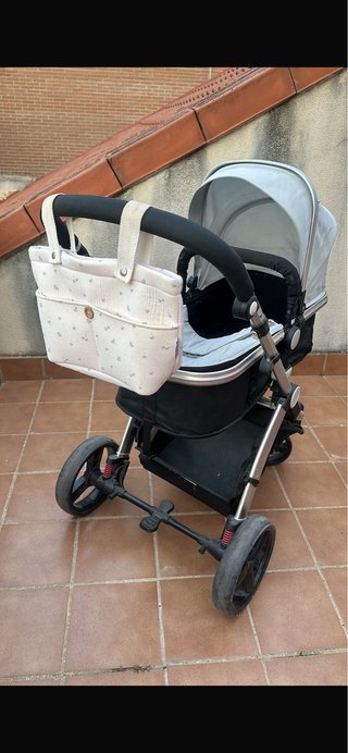 Cuna y cambiador , y carro de paseo y de bebe