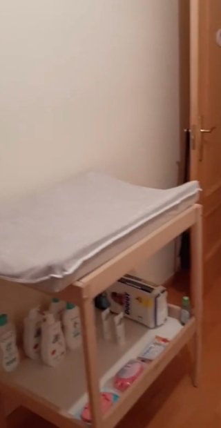 Cuna y cambiador , y carro de paseo y de bebe