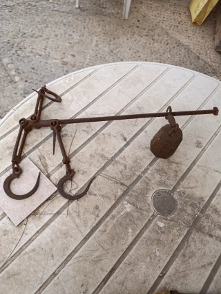 Báscula romana antigua de metal