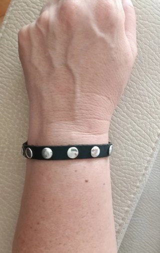 Pulsera Uno de 50 con tachuelas plateadas