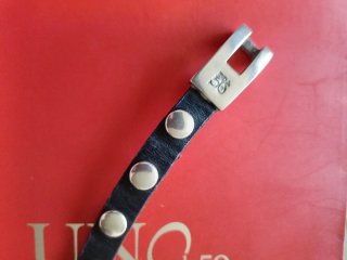 Pulsera Uno de 50 con tachuelas plateadas