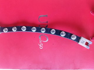 Pulsera Uno de 50 con tachuelas plateadas