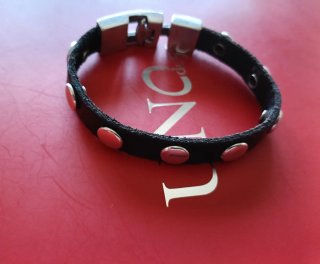 Pulsera Uno de 50 con tachuelas plateadas