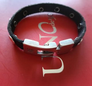 Pulsera Uno de 50 con tachuelas plateadas