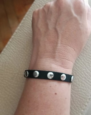 Pulsera Uno de 50 con tachuelas plateadas