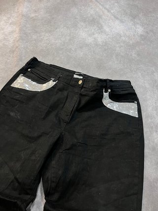 Pantalones negros con detalles plateados