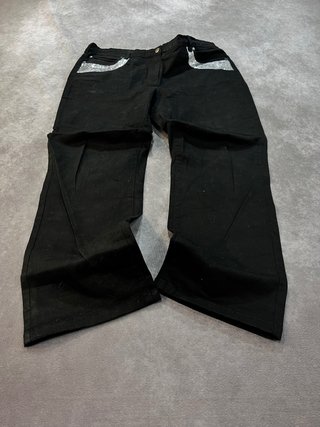 Pantalones negros con detalles plateados