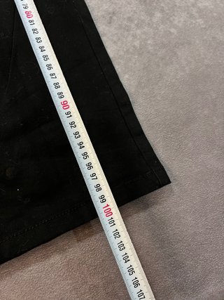 Pantalones negros con detalles plateados