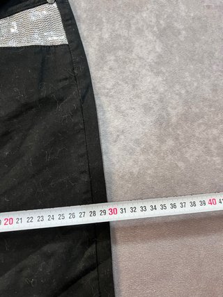 Pantalones negros con detalles plateados