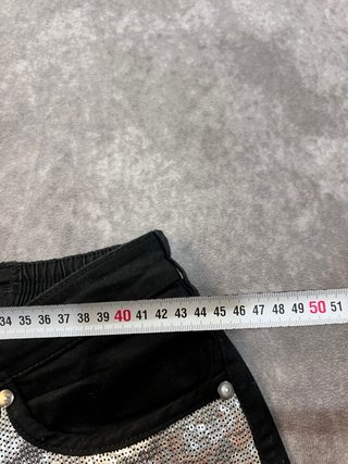 Pantalones negros con detalles plateados