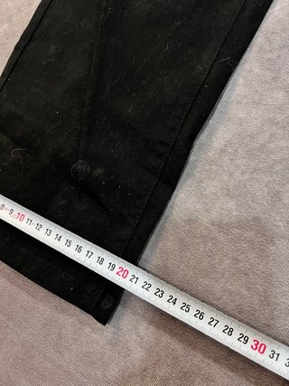 Pantalones negros con detalles plateados