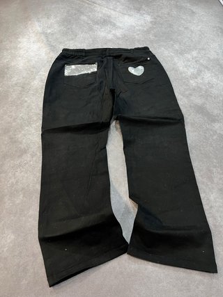 Pantalones negros con detalles plateados