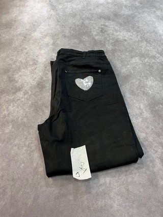 Pantalones negros con detalles plateados